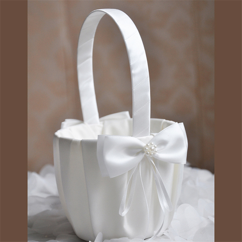Witte bloemenmeisjesmand met p - Wedding Hampers recensie en prijs