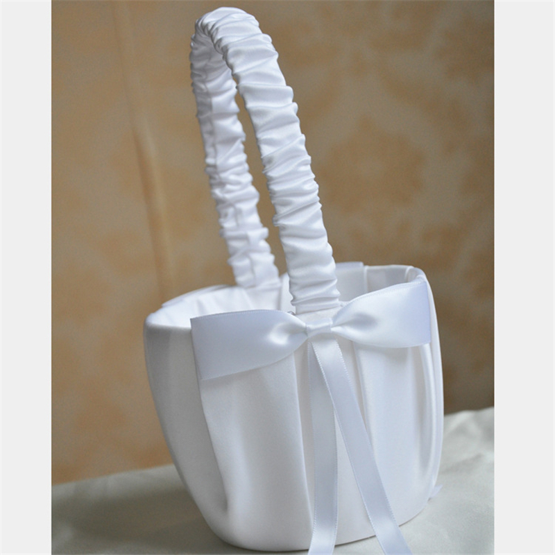 Witte bloemenmeisjesmand met p - Wedding Hampers recensie en prijs